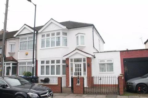 Studio to rent, Cavendish Road, N18