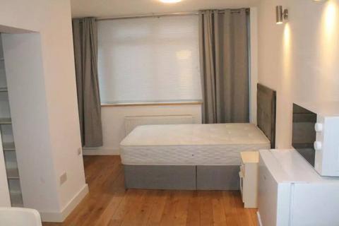 Studio to rent, Cavendish Road, N18