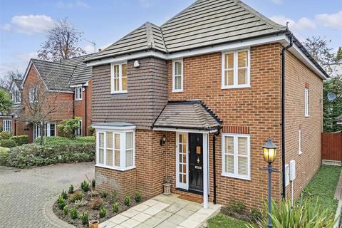 4 bedroom detached house to rent, Duchess Grove, Buckhurst Hill IG9