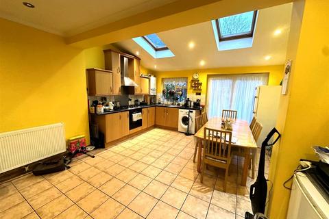 3 bedroom semi-detached house for sale, Burns Avenue, Feltham