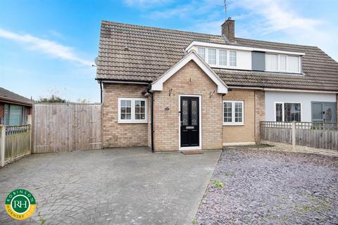 3 bedroom semi-detached house for sale, Oakwood Drive, Armthorpe, Doncaster