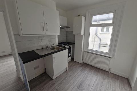 Studio to rent, Park Lane, London