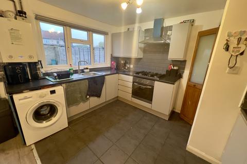 3 bedroom semi-detached house to rent, Albion Road,  Hayes, UB3