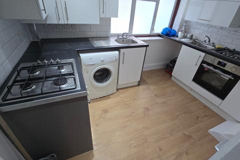 3 bedroom flat to rent, North Road, Southall, UB1