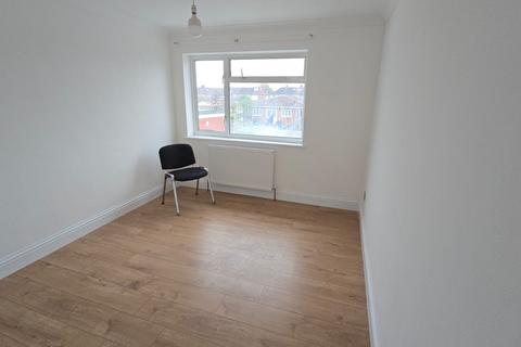 3 bedroom flat to rent, North Road, Southall, UB1