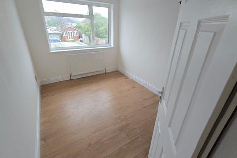 3 bedroom flat to rent, North Road, Southall, UB1