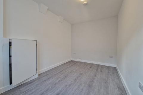 2 bedroom flat to rent, Leavesden Road, Watford, Hertfordshire, WD24