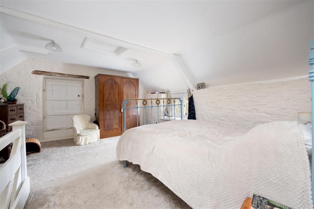 https://media.onthemarket.com/properties/16117131/1517980300/image-8-1024x1024.jpg