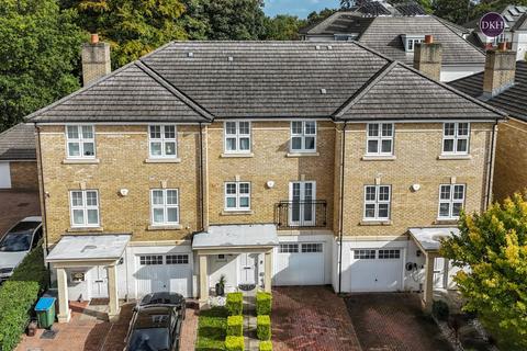 4 bedroom terraced house for sale, Elliot Road, Watford WD17