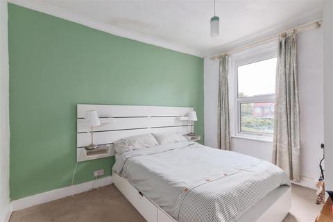 1 bedroom flat for sale, Parkleigh Road, London SW19