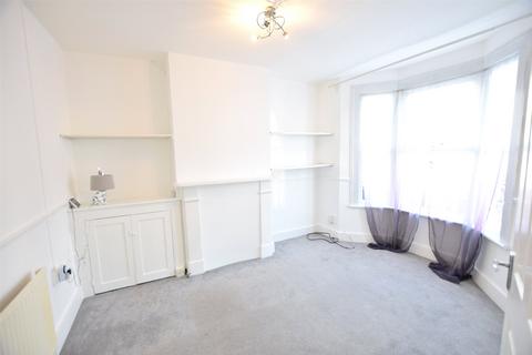 2 bedroom terraced house to rent, George Street, Romford RM1