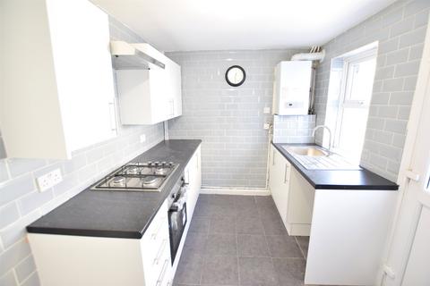 2 bedroom terraced house to rent, George Street, Romford RM1