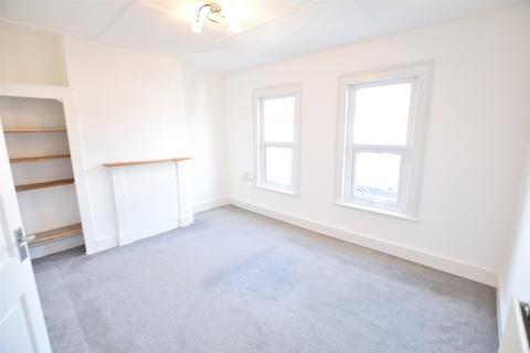 2 bedroom terraced house to rent, George Street, Romford RM1