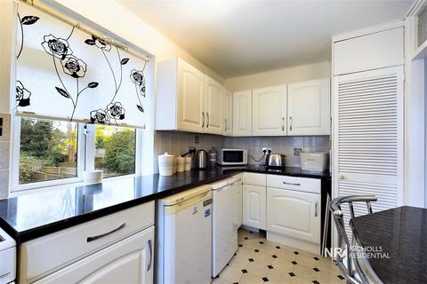 2 bedroom maisonette for sale, Mansfield Road, Chessington, Surrey. KT9