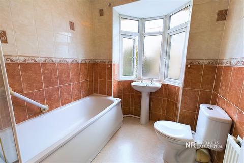 2 bedroom maisonette for sale, Mansfield Road, Chessington, Surrey. KT9