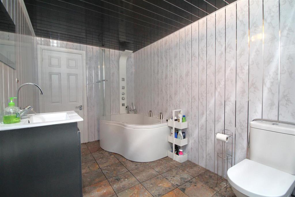 Bathroom 1 .JPG