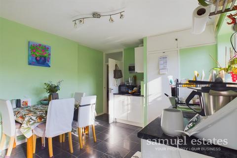 2 bedroom maisonette for sale, Cliveden Road, London, SW19