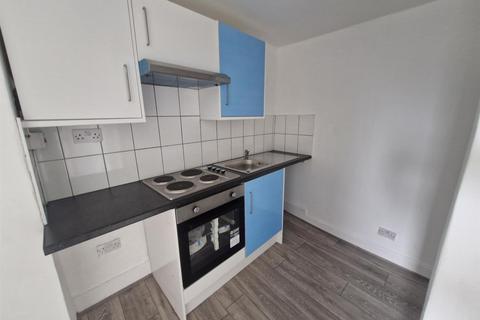 Studio to rent, Park Lane, London