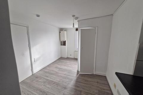 Studio to rent, Park Lane, London