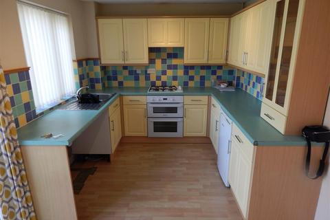 3 bedroom end of terrace house to rent, Spetchley Close, Redditch