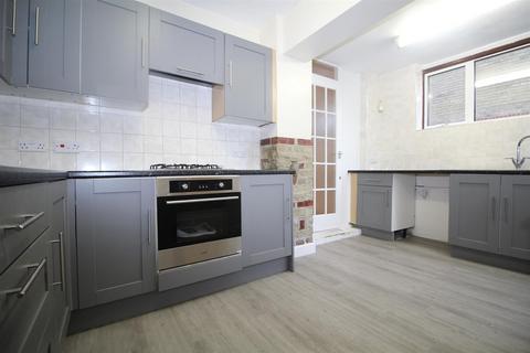 3 bedroom end of terrace house to rent, St. Stephens Road, Enfield