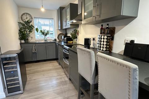 6 Castle Road, Alcester, B49 6BG