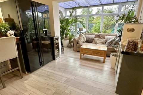 6 Castle Road, Alcester, B49 6BG