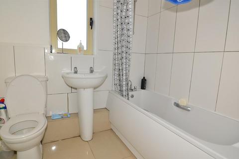 4 bedroom house to rent, Skipton House, Lawrence Square