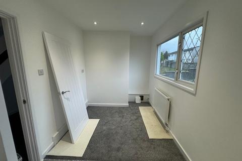 3 bedroom end of terrace house to rent, Dolfain Ystradgynlais - Swansea