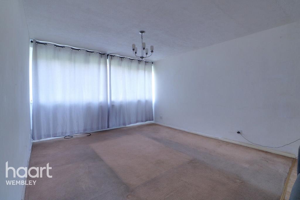 https://media.onthemarket.com/properties/16117593/1517990774/image-0-1024x1024.jpg