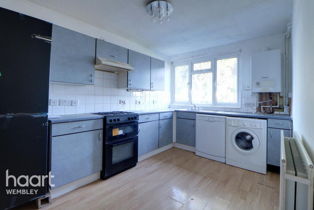 https://media.onthemarket.com/properties/16117593/1517990774/image-3-1024x1024.jpg