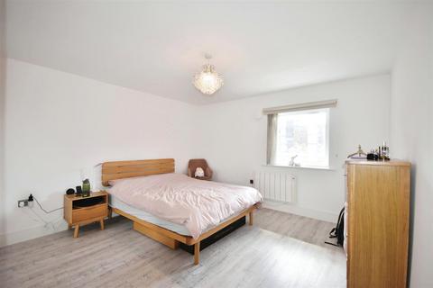 3 bedroom apartment for sale, Holland Gardens, Brentford