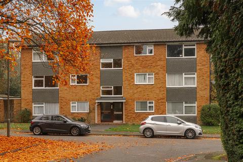 2 bedroom apartment to rent, Oakfield Drive, Reigate