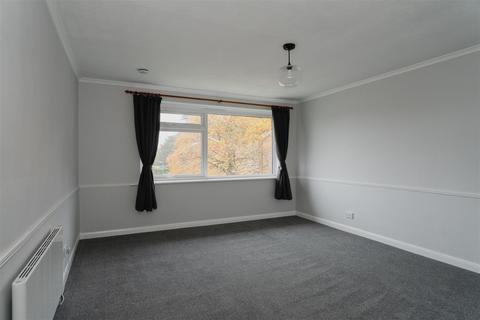 2 bedroom apartment to rent, Oakfield Drive, Reigate