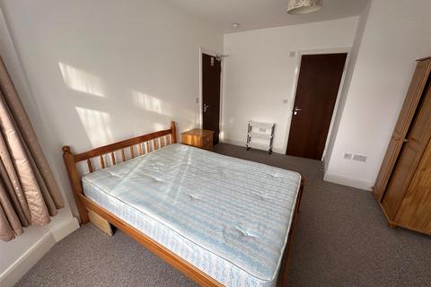 1 bedroom in a house share to rent, Whitton Avenue East, Greenford