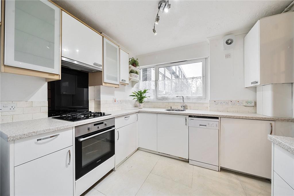 https://media.onthemarket.com/properties/16117776/1517995531/image-5-1024x1024.jpg