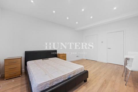 Studio to rent, Dennington Park Road, London