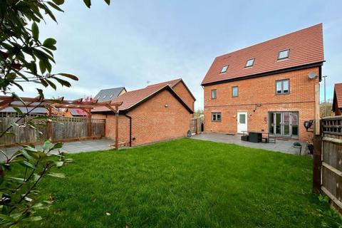 5 bedroom detached house to rent, Friesland Avenue, Whitehouse Park