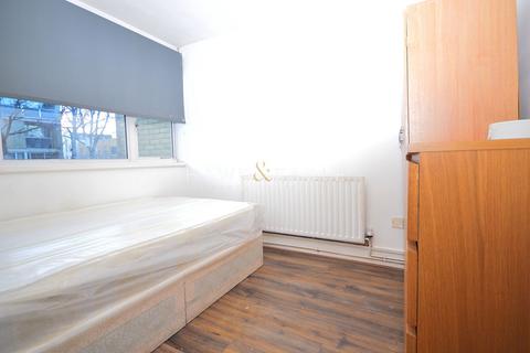 1 bedroom in a flat share to rent, Smithy Street, London, Greater London. E1