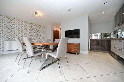 4 bedroom detached house to rent, Providence Avenue, Apperley Bridge