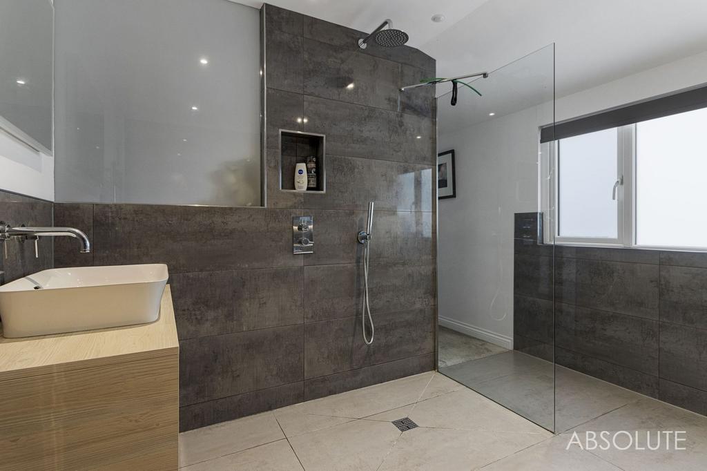 En-suite shower roo,