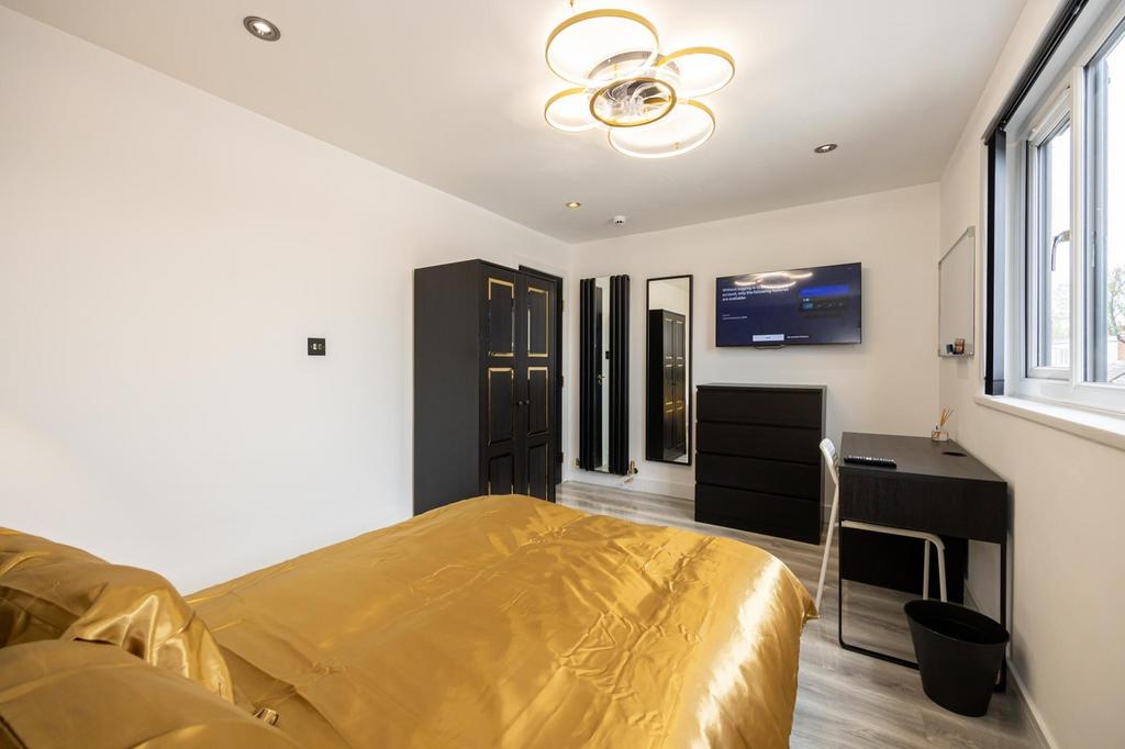 A spacious and stylish large double bedroom fea...