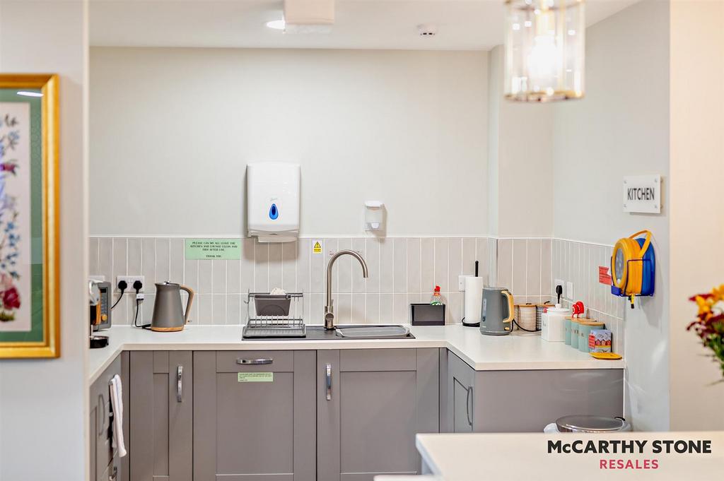 Homeowners Lounge Kitchen