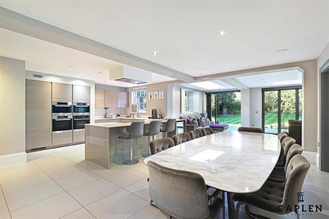 7 bedroom detached house to rent, Lingmere Close, Chigwell