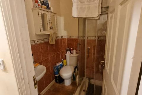 2 bedroom terraced house to rent, Hill View Drive, London