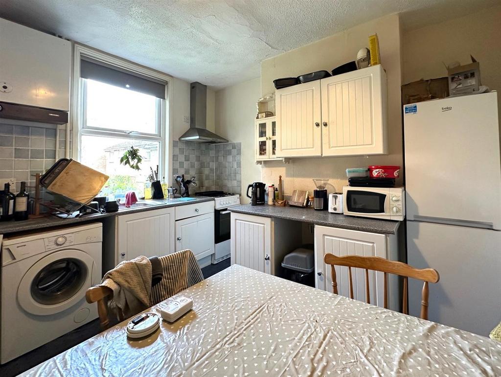 Kitchen 2.jpg
