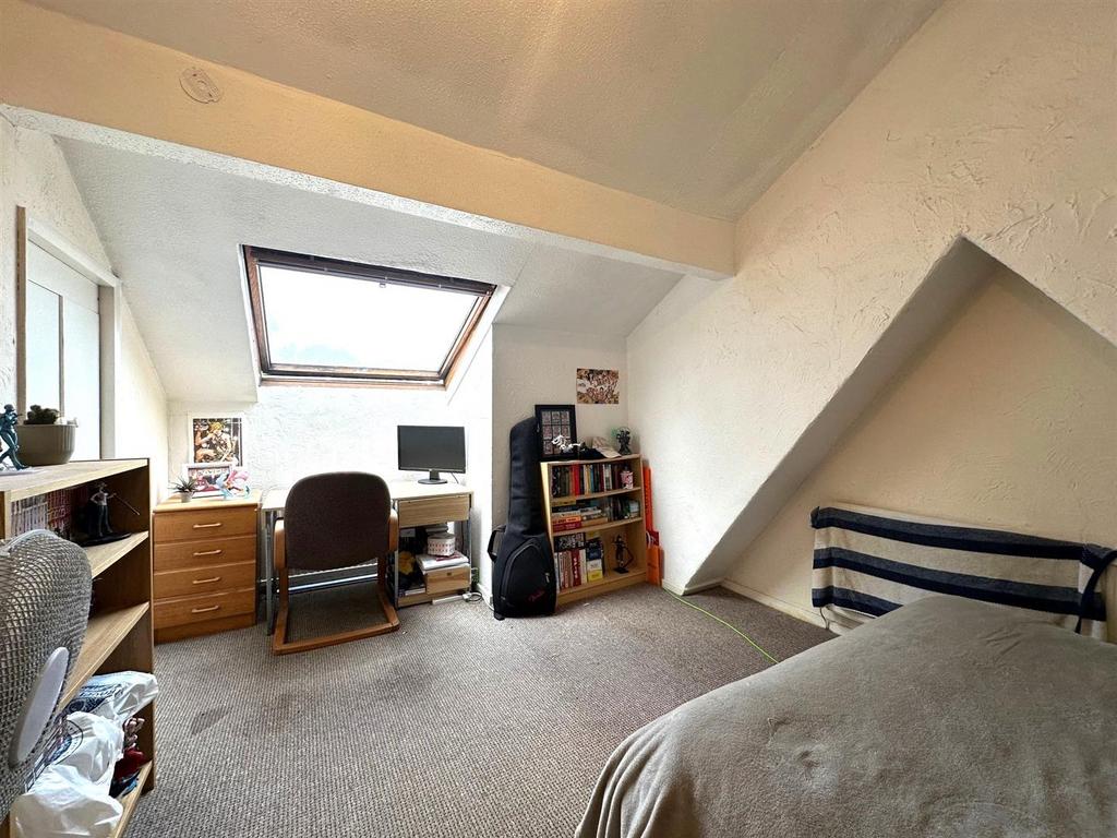 Attic bedroom a.jpg