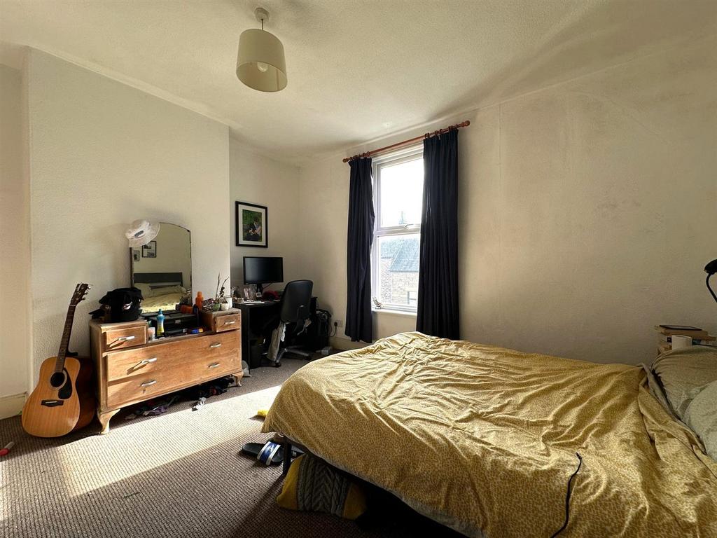 Bedroom 1a.jpg