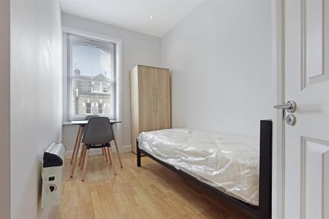 Studio to rent, Gunterstone Road, London W14