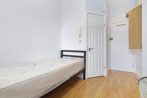 Studio to rent, Gunterstone Road, London W14